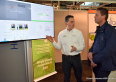 Marco Stolze van Clock Online legt alles uit over zijn online veiling aan een geïnteresseerde.